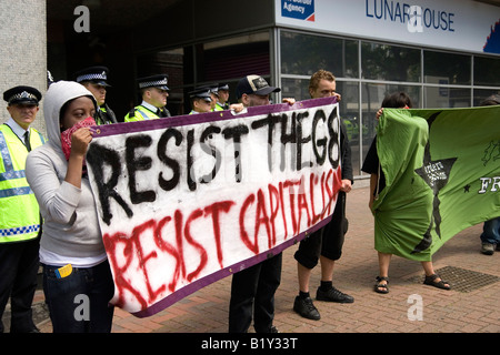 Anti-G8- und No Border clash Demonstranten mit der Polizei außerhalb Ausländerbehörde in Croydon Stockfoto