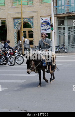 Mann auf Maultier überqueren einer belebten Kreuzung in Yazd, Iran Stockfoto