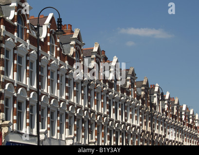 Reihe von Edwardian Gebäuden.  Zeigt die Wohnungen über Gewerbe-Immobilien. Stockfoto