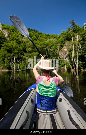 Eine junge Frau, Paddeln am Fluss Sioule (Puy de Dôme - Frankreich). Jeune Femme Pagayant Sur la Sioule (Puy-de-Dôme 63 - Frankreich). Stockfoto