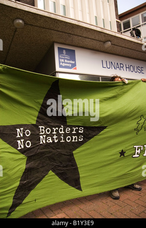 Anti-G8- und No Border clash Demonstranten mit der Polizei außerhalb Ausländerbehörde in Croydon Stockfoto