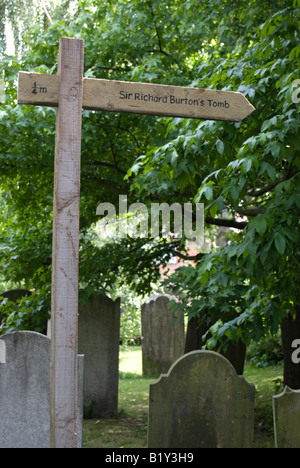 Wegweiser zeigen den Weg zum Grab von Sir Richard Burton in Mortlake, Südwesten von London. Stockfoto