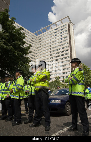 Anti-G8- und No Border clash Demonstranten mit der Polizei außerhalb Ausländerbehörde in Croydon Stockfoto