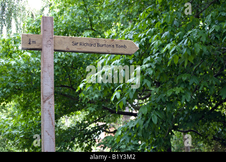 Wegweiser zeigen den Weg zum Grab von Sir Richard Burton in Mortlake, Südwesten von London. Stockfoto