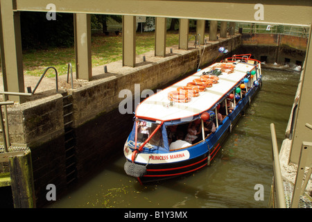 Die Prinzessin Marina Narrowboat sitzen in der Stratford neue Schleuse am Fluss Avon in Stratford-upon-Avon Warwickshire England U Stockfoto