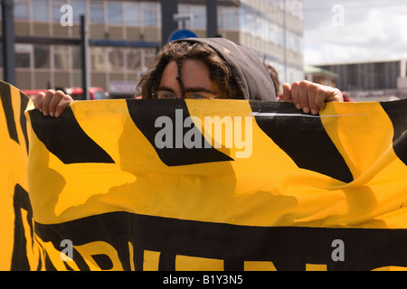 Anti-G8- und No Border clash Demonstranten mit der Polizei außerhalb Ausländerbehörde in Croydon Stockfoto