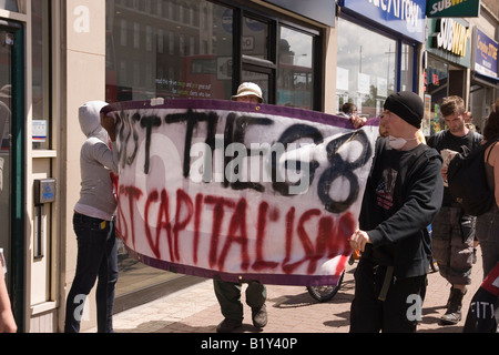 Anti-G8- und No Border clash Demonstranten mit der Polizei außerhalb Ausländerbehörde in Croydon Stockfoto