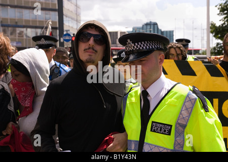 Anti-G8- und No Border clash Demonstranten mit der Polizei außerhalb Ausländerbehörde in Croydon Stockfoto