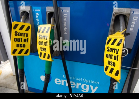 Aus der Verwendung Zapfsäulen Warnung angezeigten an einer Esso-Tankstelle ohne Benzin. Stockfoto