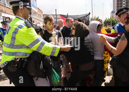 Anti-G8- und No Border clash Demonstranten mit der Polizei außerhalb Ausländerbehörde in Croydon Stockfoto