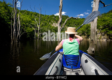 Eine junge Frau, Paddeln am Fluss Sioule (Puy de Dôme - Frankreich). Femme Pagayant Sur la Sioule (Puy-de-Dôme 63 - Frankreich). Stockfoto