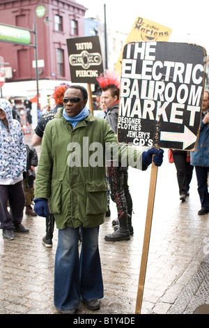 Ein Mann wirbt der Electric Ballroom Markt an Londons Camden Town Stockfoto