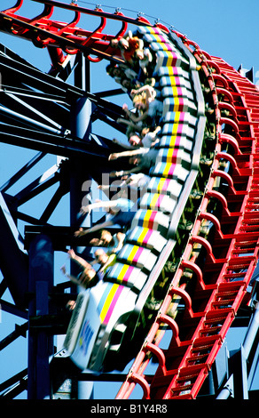 Achterbahnfahrt big Dipper Achterbahn in Blackpool Pleasure Beach bekannt als Valhalla. Lancashire, England. Stockfoto