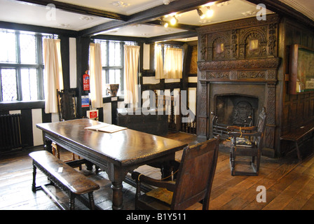 Wohnzimmer mit Kamin, The Old House, hohe Stadt, Hereford, Herefordshire, England, Vereinigtes Königreich Stockfoto