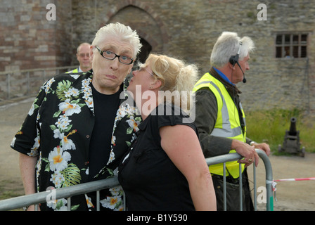 Sänger Chris Farlowe mit einem weiblichen Fan auf die Stars der 60er-Jahre Konzert in Ludlow Festival Stockfoto
