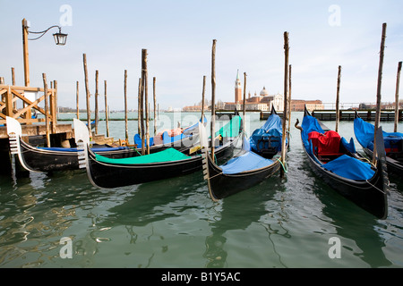 Gonodlas vertäut am Ufer des Kanals mit San Giorgio Maggiore Campanile im Hintergrund Venedig Italien Stockfoto