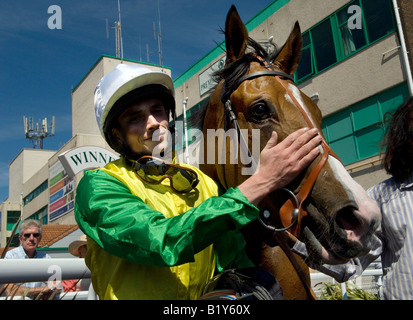 Champion jockey Ryan Moore mit Vigano nach dem Sieg im zweiten Rennen bei Brighton Rennen Stockfoto