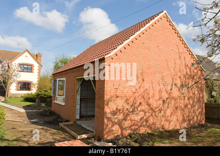 Teil der Serie zeigt Gebäude Doppel Garage in Wohn Vorgarten Stockfoto