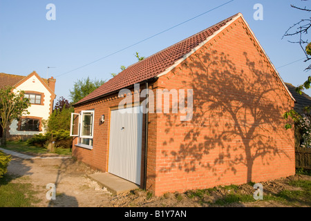 Teil der Serie zeigt Gebäude Doppel Garage in Wohn Vorgarten Stockfoto