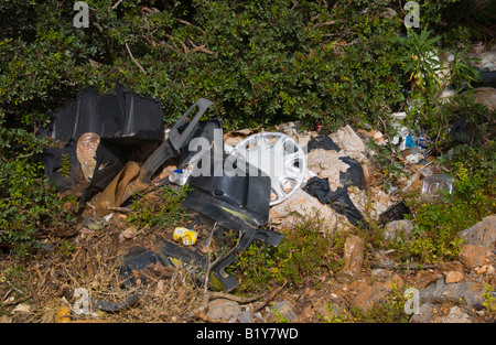 Haushalt Abfälle und Auto Teile abgeladen am Straßenrand in der Nähe von Malia auf der griechischen Mittelmeer Insel von Kreta GR EU Stockfoto