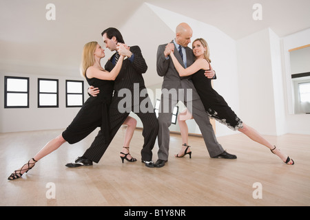 Zwei Mitte Erwachsenen Paare tanzen Tango Argentino Stockfoto
