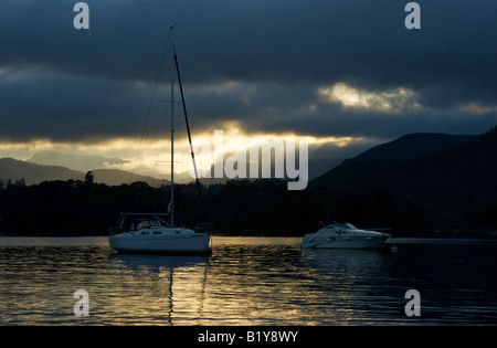 Sonnenuntergang über Lake Windermere mit Langdale Pikes in der Ferne, Nationalpark Lake District, Cumbria, England UK Stockfoto