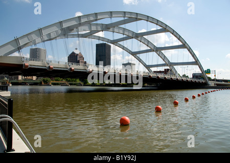 Rochester NY USA Skyline mit Frederick Douglass - Susan B. Anthony Memorial Bridge. Stockfoto
