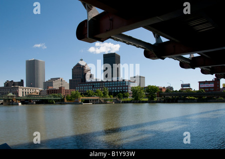 Rochester NY USA Skyline mit Frederick Douglass - Susan B. Anthony Memorial Bridge. Stockfoto