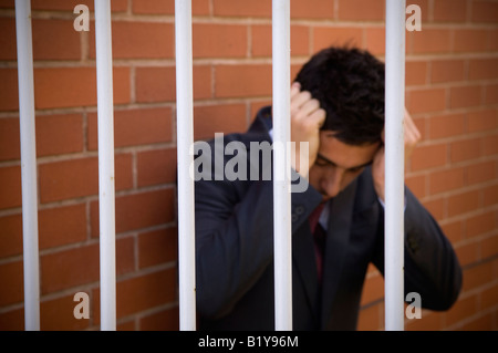 Mann trägt Anzug hinter Gittern Stockfoto