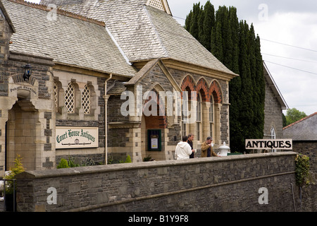 UK Wales Powys Rhayader Bridge Street Court House Antiquitätenladen in alten Polizeistation Stockfoto