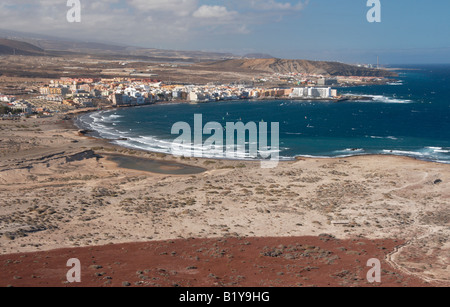 El Medano auf Teneriffa auf den Kanarischen Inseln. (Aufgenommen vom Gipfel des Montaña Roja (rote Berg) mit Blick auf die Bucht. Stockfoto