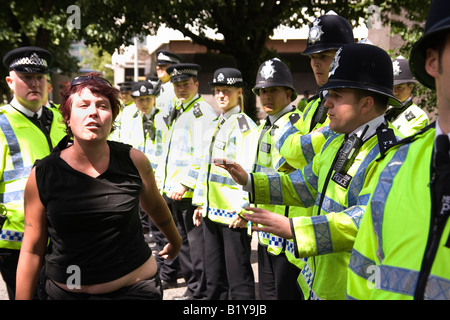 Anti-G8- und No Border clash Demonstranten mit der Polizei außerhalb Ausländerbehörde in Croydon Stockfoto