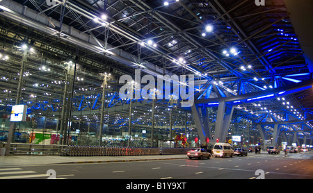 Blaue Beleuchtung am neuen Suvarnabhumi International Airport Bangkok Thailand Stockfoto