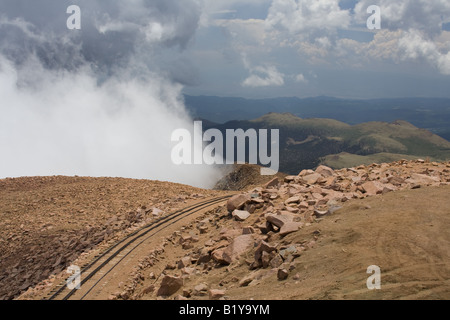 Blick vom Gipfel des Pikes Peak zeigt ein kurzes Stück der Cog Schiene Bett Stockfoto