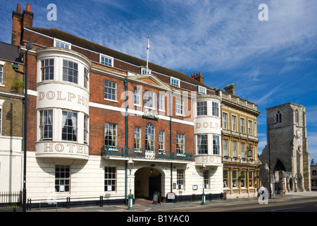 Historic Dolphin Hotel in Southampton High Street neben der zerstörten Hülle des Holy Rood Kirche Hampshire England Stockfoto