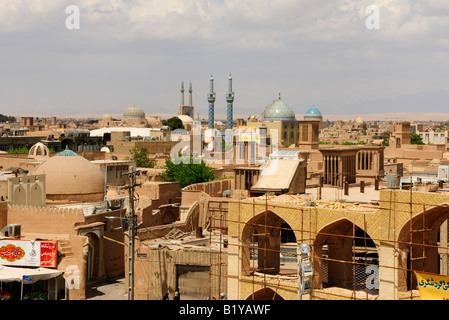 Eine Ansicht von oben Dach in Yazd, eine der ältesten Städte Irans, mit besonderem Fokus auf die spektakuläre Jameh Moschee im Zentrum. Stockfoto