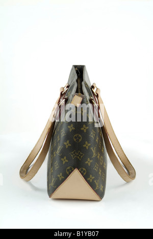 Eine gefälschte Louis Vuitton Damen Handtasche. Stockfoto