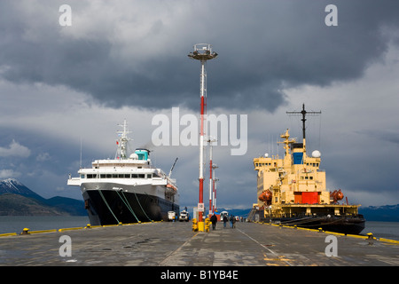 2 Antarktis Kreuzfahrt Schiffe russischen Eisbrecher und Explorer II boarding Passagiere für die Antarktis Abenteuer Urlaub Kreuzfahrt am Dock Ushuaia, Argentinien Stockfoto