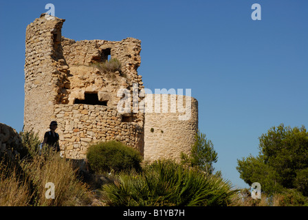 Wanderer stehen von verlassenen Windmühle auf La Plana, Javea / Xabia, Provinz Alicante, Comunidad Valenciana, Spanien Stockfoto