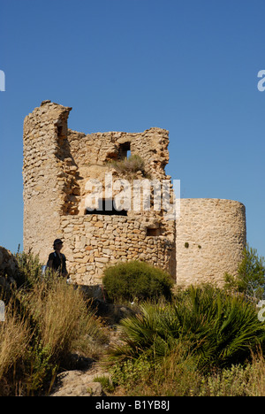 Wanderer stehen von verlassenen Windmühle auf La Plana, Javea / Xabia, Provinz Alicante, Comunidad Valenciana, Spanien Stockfoto