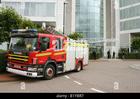 Feuerwehrfahrzeug nimmt an einem Anruf in einem Hotel in Teil Die Stadt Cardiff South Wales GB UK 2008 Stockfoto