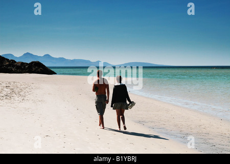 Pärchen spazieren allein Strand Stockfoto