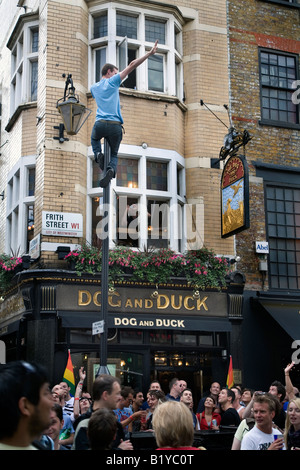 Der Hund und Ente Pub in der Frith Street während der gay Pride London England UK Stockfoto