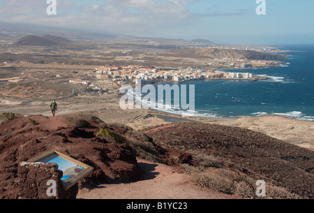 Wanderer zu Fuß bis zum Gipfel des Montaña Roja (rote Berg) mit Blick auf El Medano auf Teneriffa auf den Kanarischen Inseln. Stockfoto