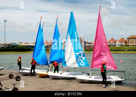 Vorbereitung für ein Segeln weniger auf Hove Lagoon, Brighton Stockfoto