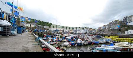 Mevagissey Cornwall Innenhafen Panorama mit Angeln Boote in 2008 geschossen b keine 2680 Stockfoto