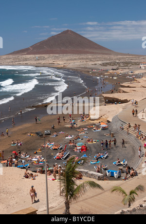 Sonnenanbeter, Kitesurfer und Windsurfer in El Medano auf Teneriffa auf den Kanarischen Inseln. Stockfoto