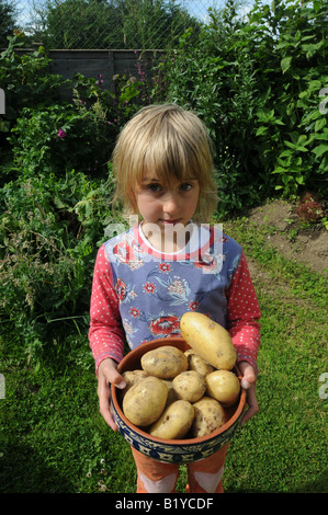 Junge Mädchen frisch halten - gegraben Kartoffeln Stockfoto