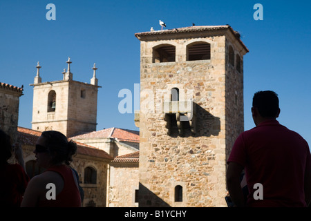 Turm von Golfines de Abajo Palast mit der Kathedrale Glockenturm auf dem Hintergrund, San Jorge quadratisch, Caceres, Spanien Stockfoto