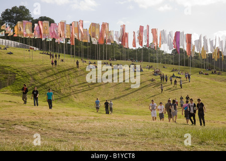 Flaggen auf dem Hügel. Tipi-Feld, Glastonbury Festival 2008 Stockfoto